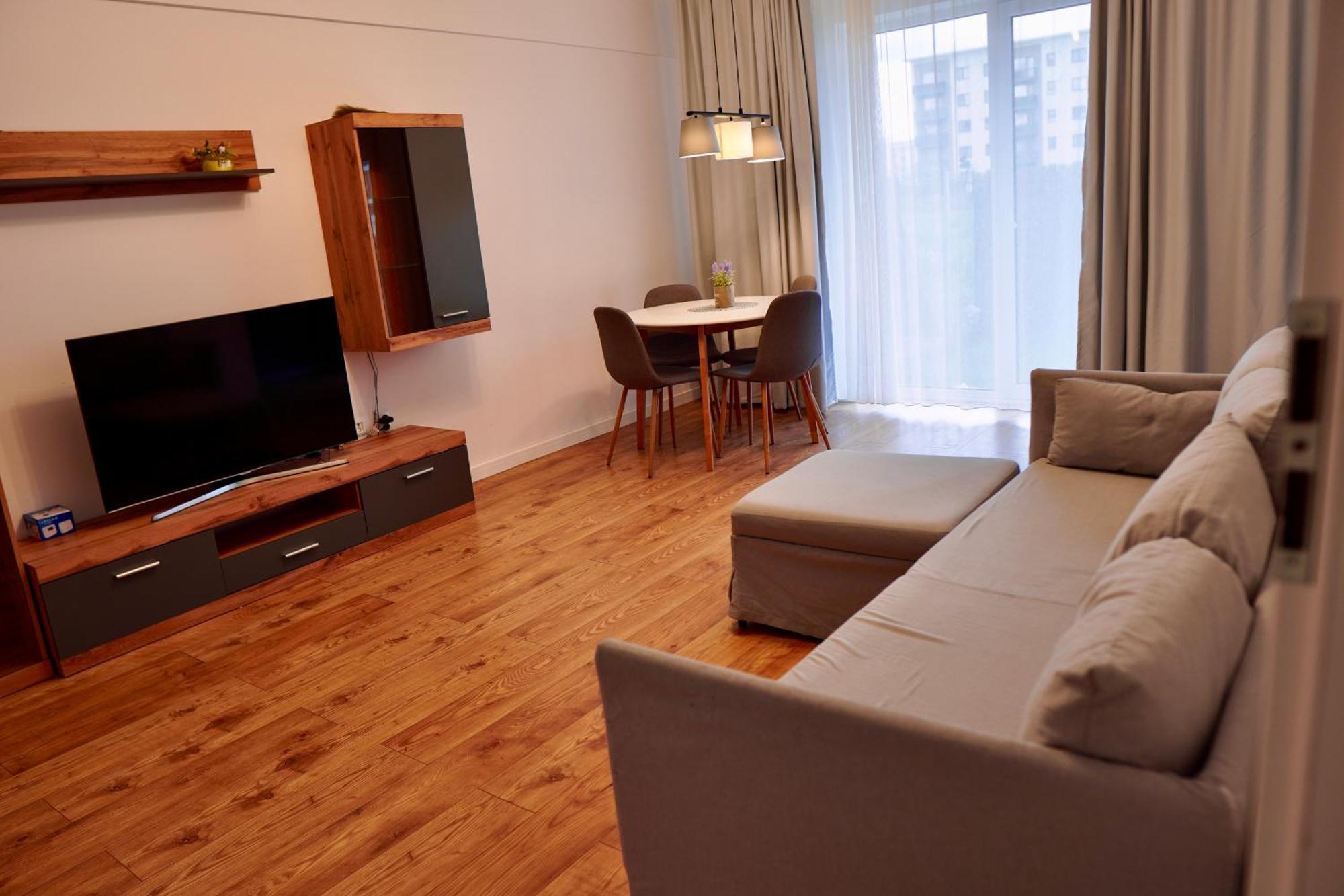 Coresi, 2 Camere, Sleeps 6 Large Private Garden Apartment Pets Welcome Braşov Buitenkant foto